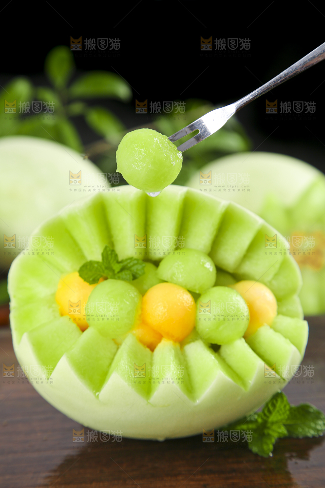 深底上摆放着玉菇蜜瓜