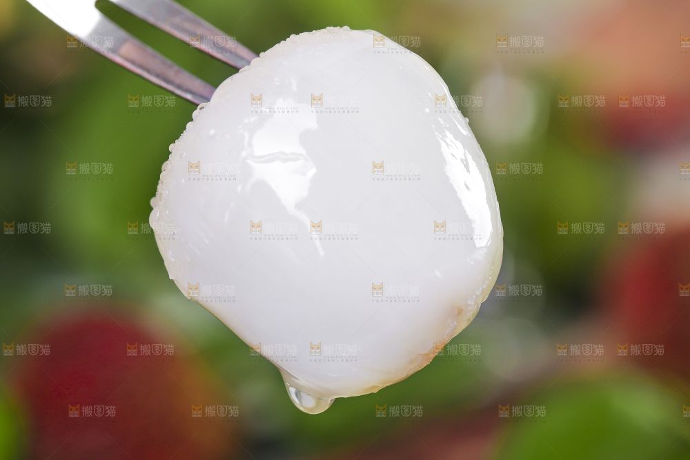 叉子叉着荔枝