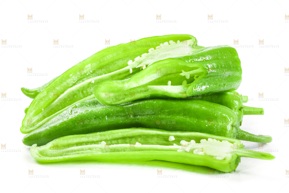 白底上摆放着辣椒
