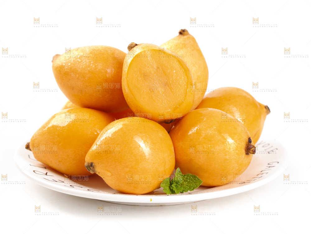 盘子里放着新鲜枇杷