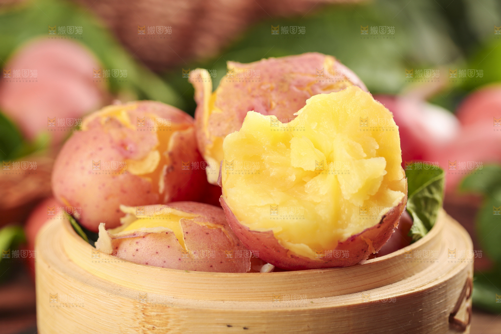 蒸笼里放着土豆