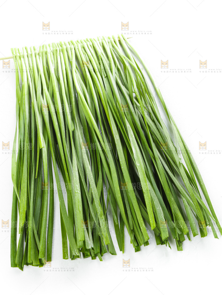 竹签上串着新鲜韭菜