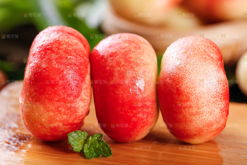 木底上摆放着山东纽扣油蟠桃