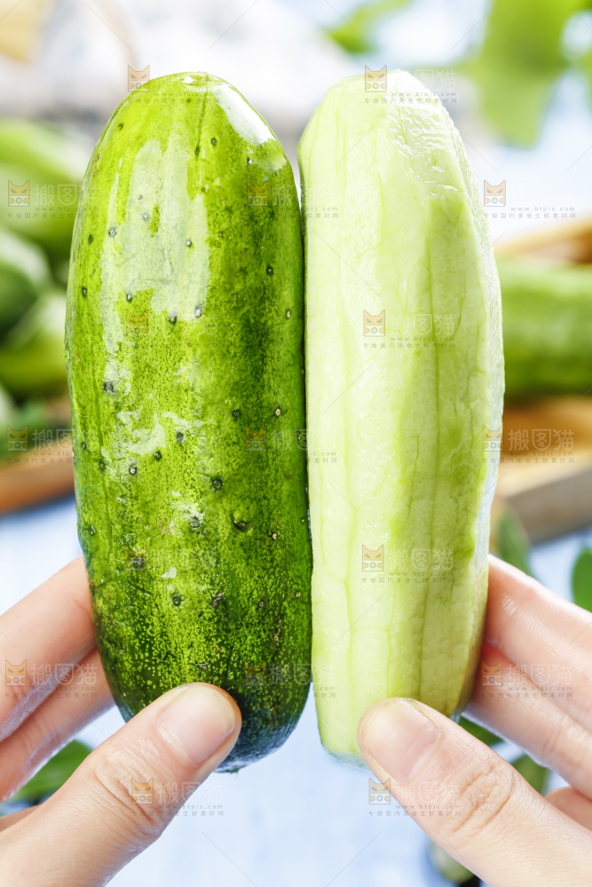 手里拿着黄瓜