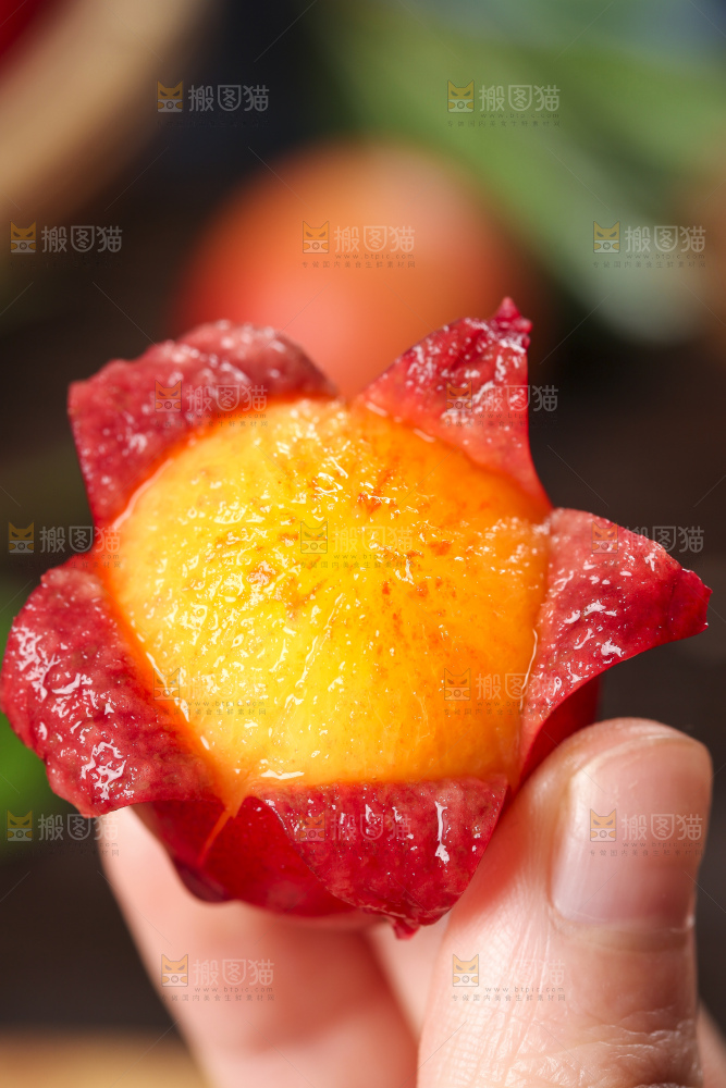 手里拿着红李子