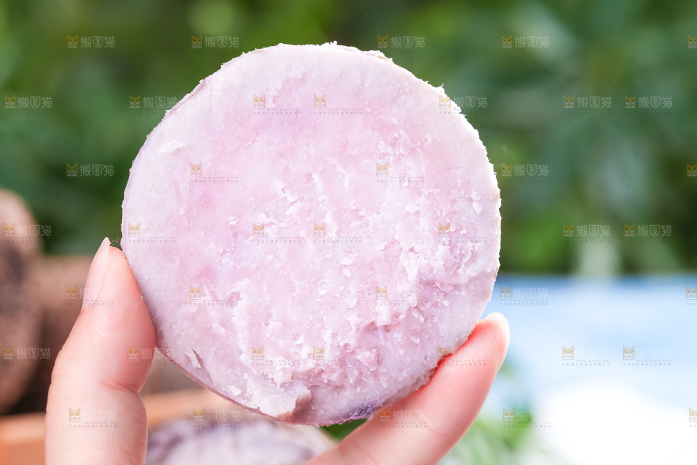 手里拿着紫藤芋头