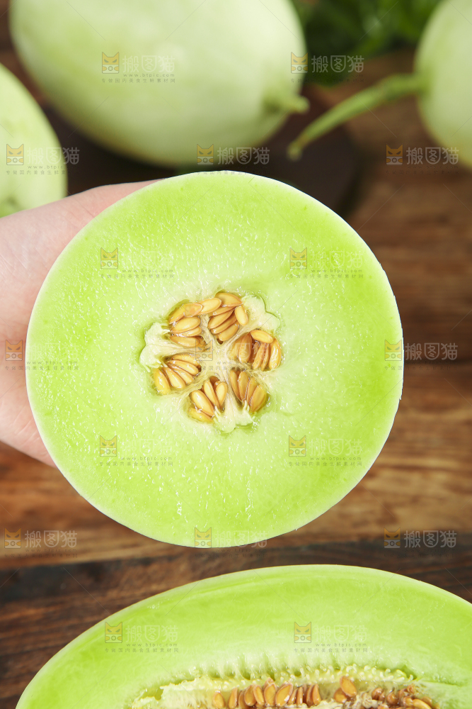 手里拿着新鲜玉菇蜜瓜