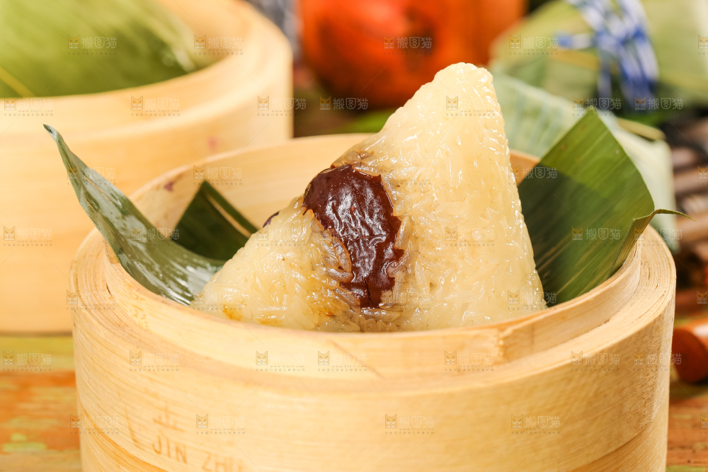 蒸笼里放着蜜枣粽