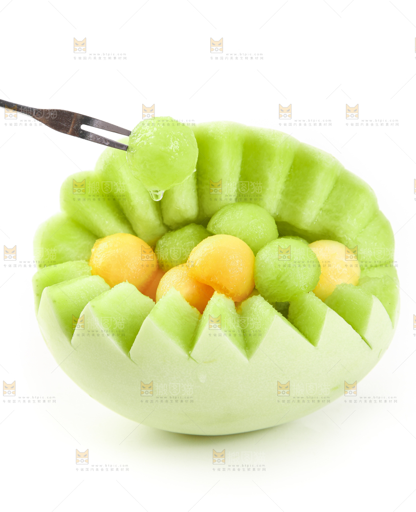 白底上摆放着玉菇蜜瓜