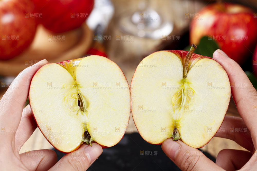 手里拿着苹果