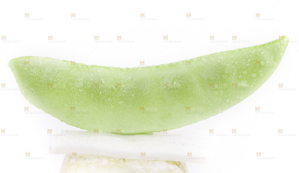 白底上放着扁豆
