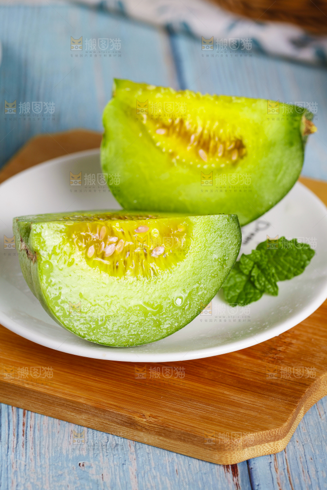 木板上摆放着绿宝瓜