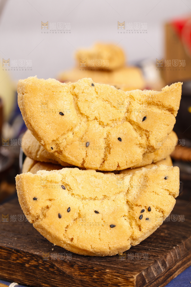 木底上放着桃酥饼干