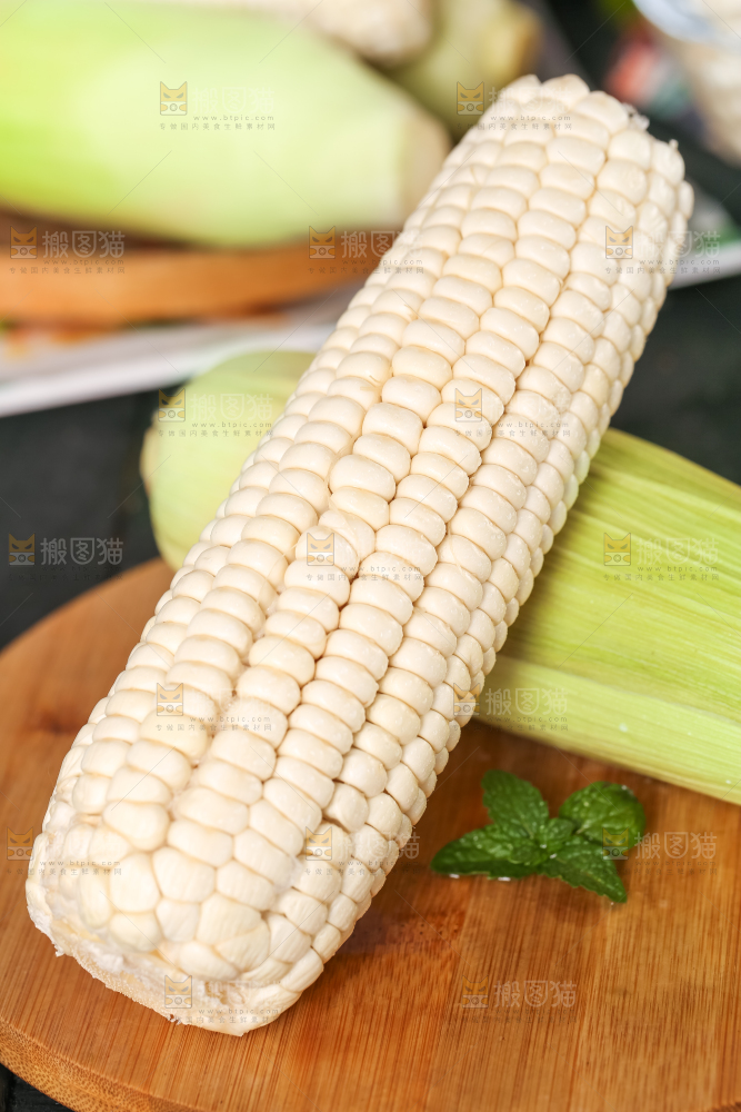 木板上摆放着漳州牛奶玉米