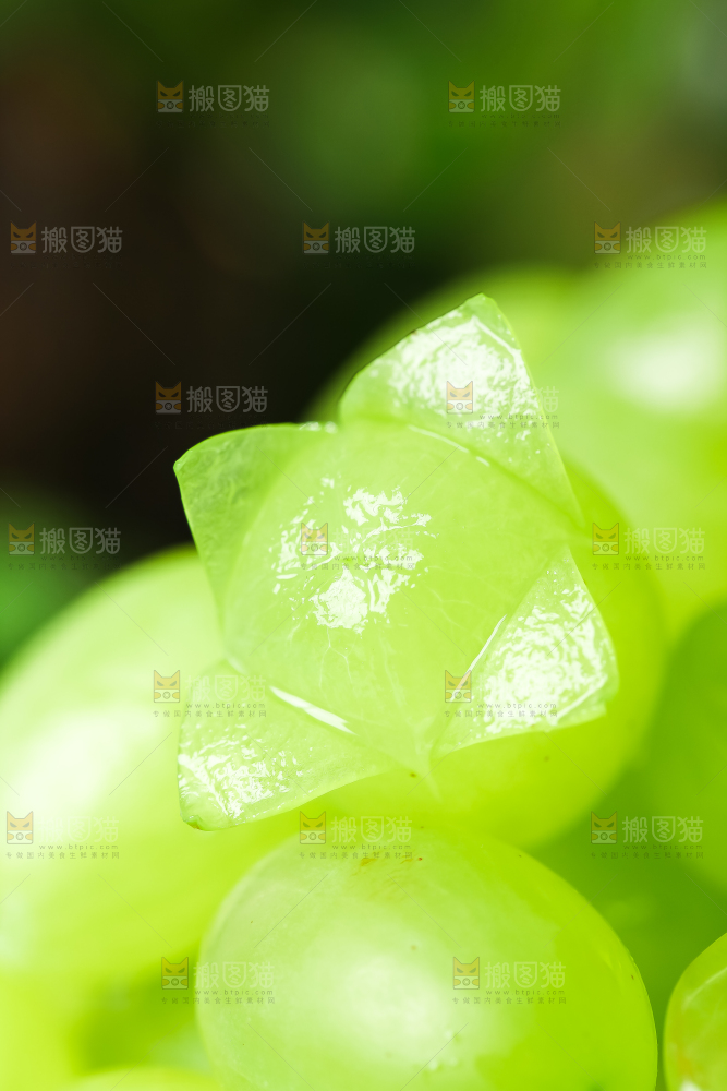 盘子里装着青提