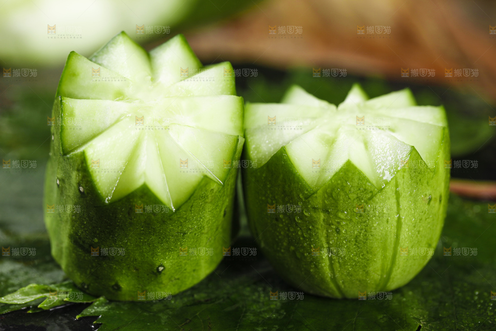 黑底上摆放着黄瓜