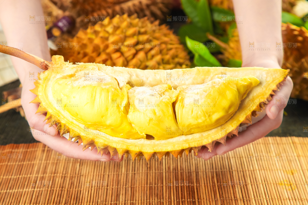 手里拿着金枕头榴莲