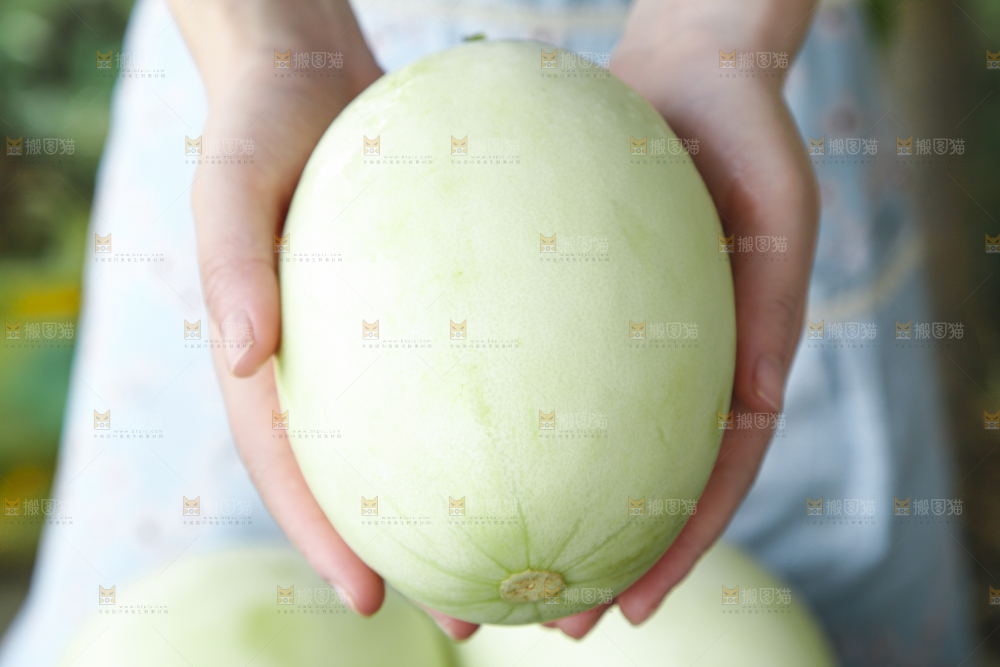手里拿着玉菇香瓜