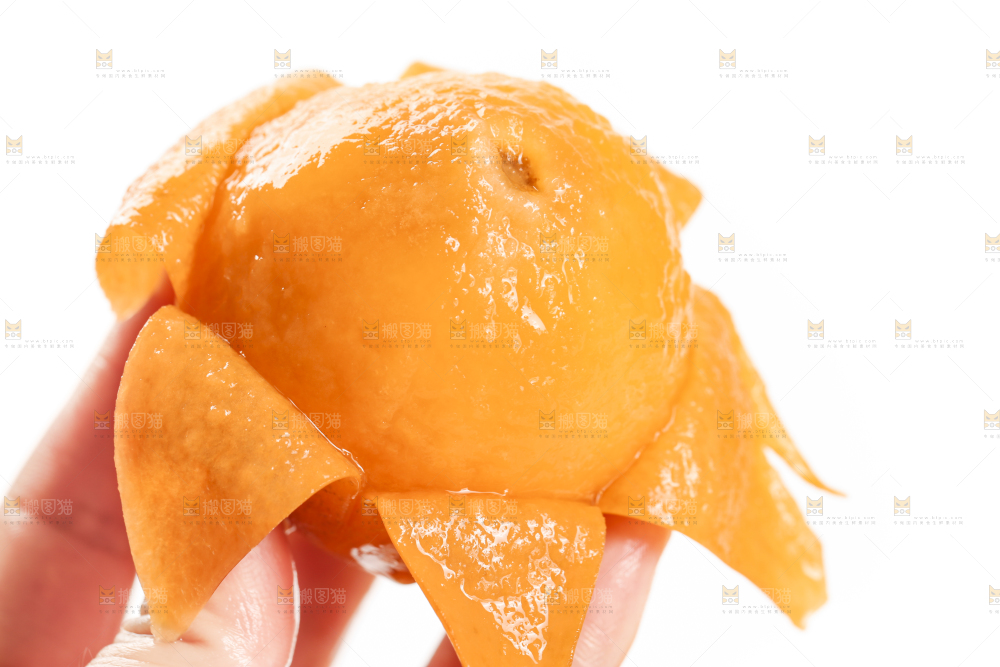 手里拿着枇杷