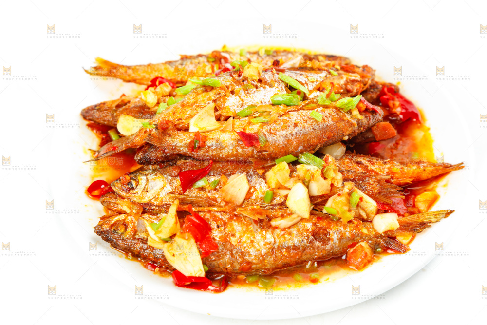 盘子里装着香煎小刁鱼