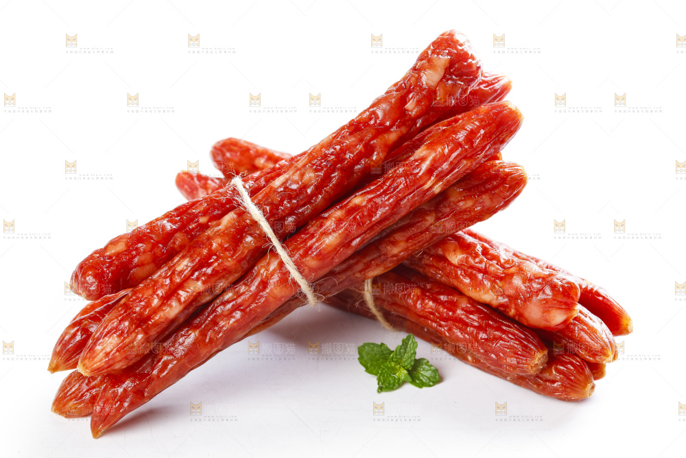 白底上摆放着腊肠