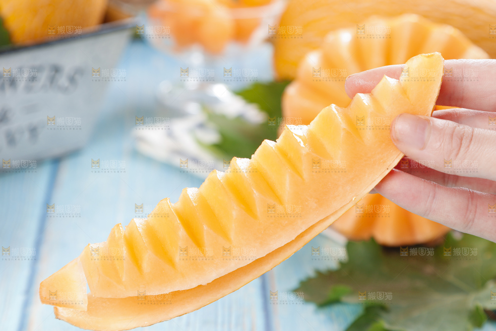 手里拿着冰火蜜瓜