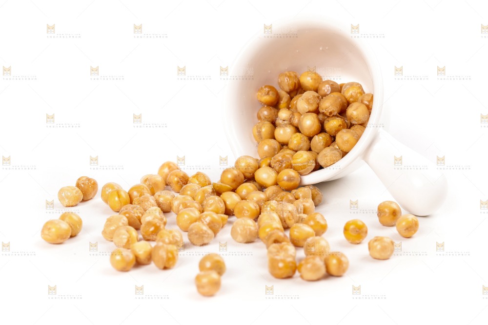 白底上摆放着黄金豆