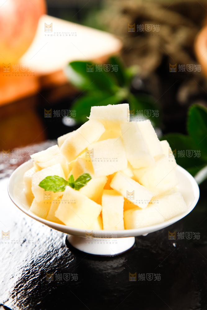 黑底上放着苹果