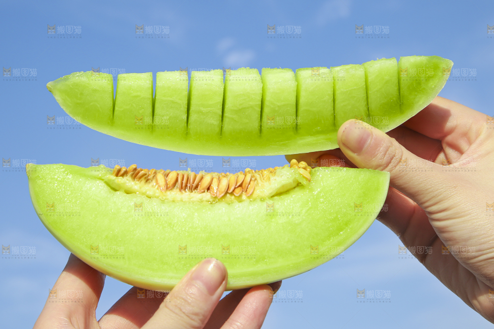 手里拿着玉菇香瓜