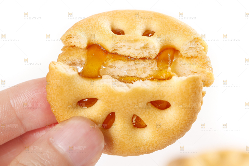 手里拿着夹心饼干