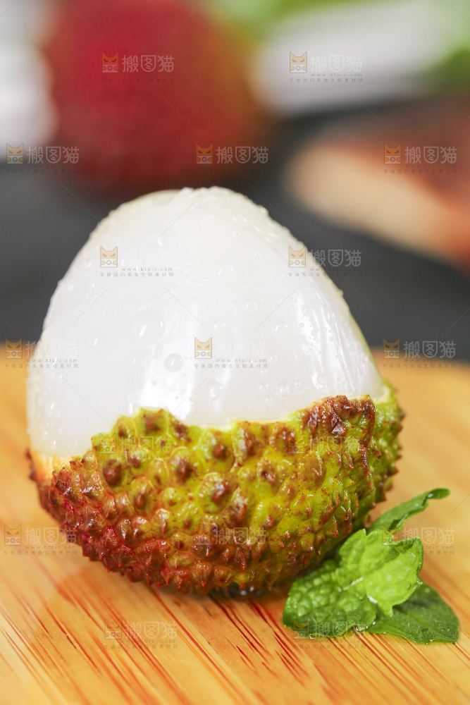 木板上放着鲜荔枝