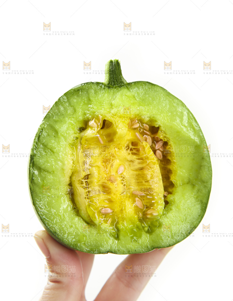 手里拿着绿宝石瓜