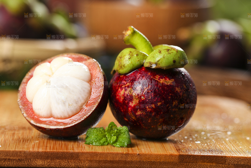 木底上摆放着泰国新鲜山竹