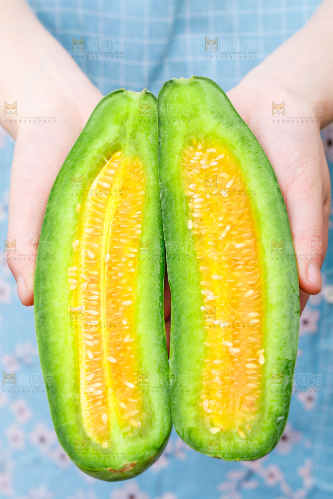 手里拿着羊角蜜甜瓜