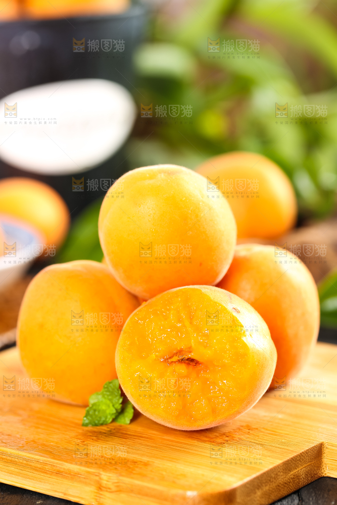 木底上摆放着杏子