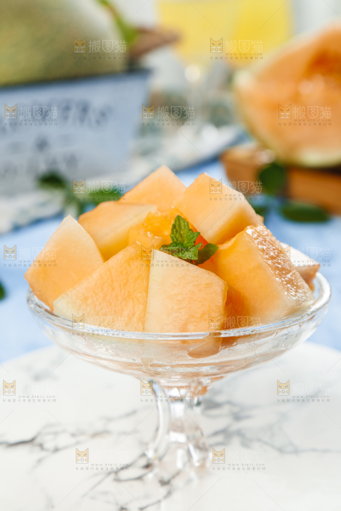 碟子里装着绿皮哈密瓜