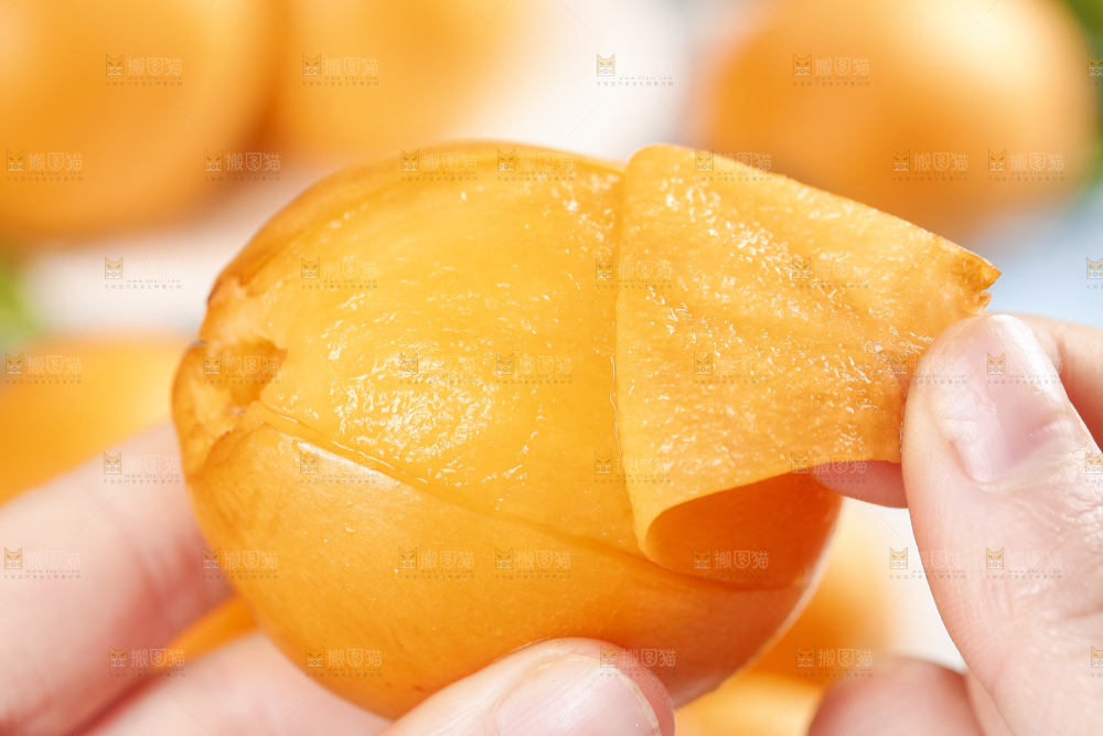 手里拿着枇杷果
