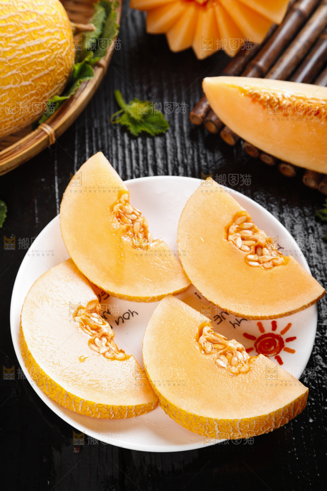 盘子里装着黄皮蜜瓜
