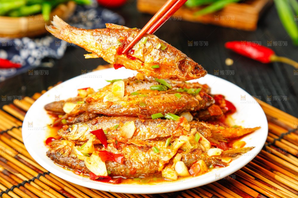 盘子里装着香煎小刁鱼