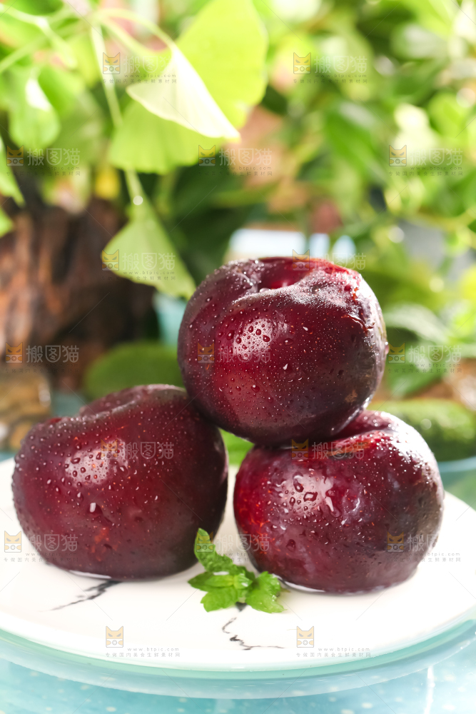 盘子里放着红布林