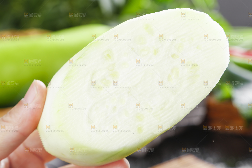 手里拿着瓠瓜