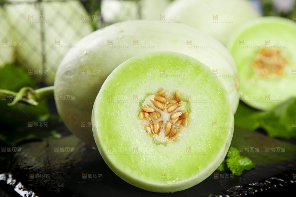 黑底上摆放着山东玉菇甜瓜