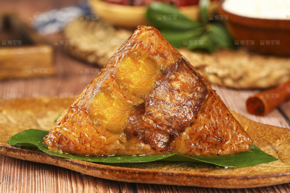 木底上放着肉粽