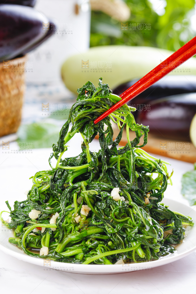 盘子里装着炒苋菜