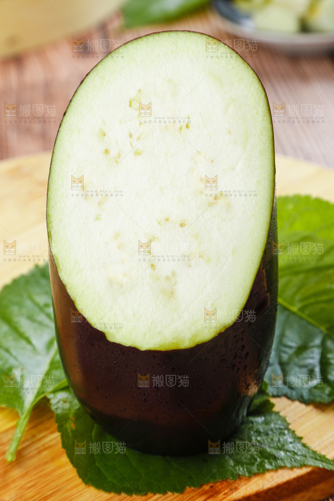 木底上摆放着黑茄子