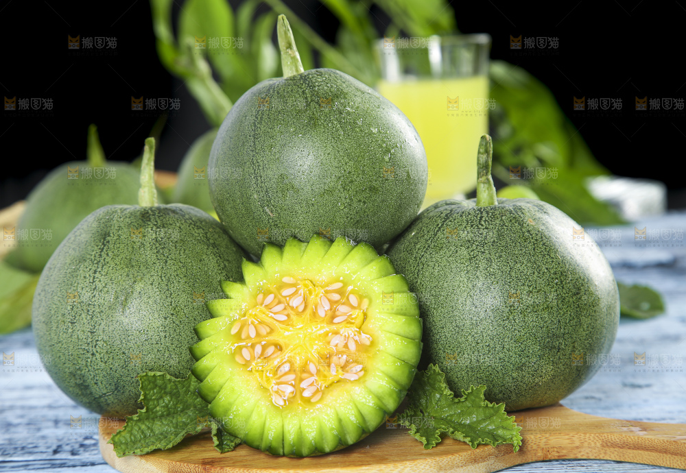 木底上放着绿宝香瓜