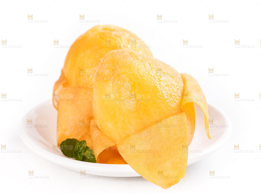 碟子里装着新鲜枇杷