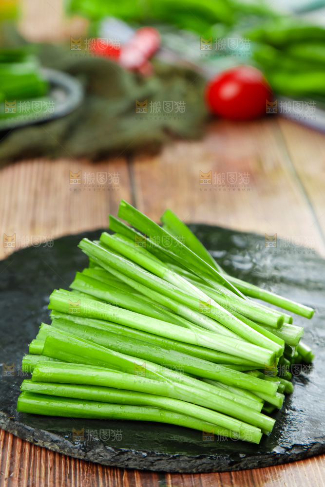 黑底上摆放着韭菜