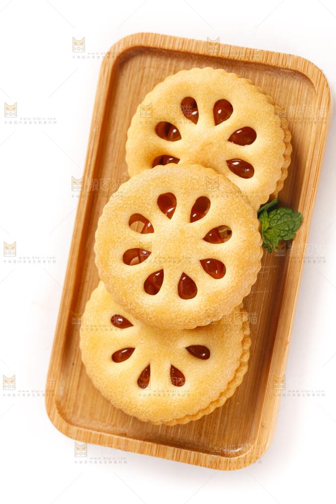 盘子里装着夹心饼干