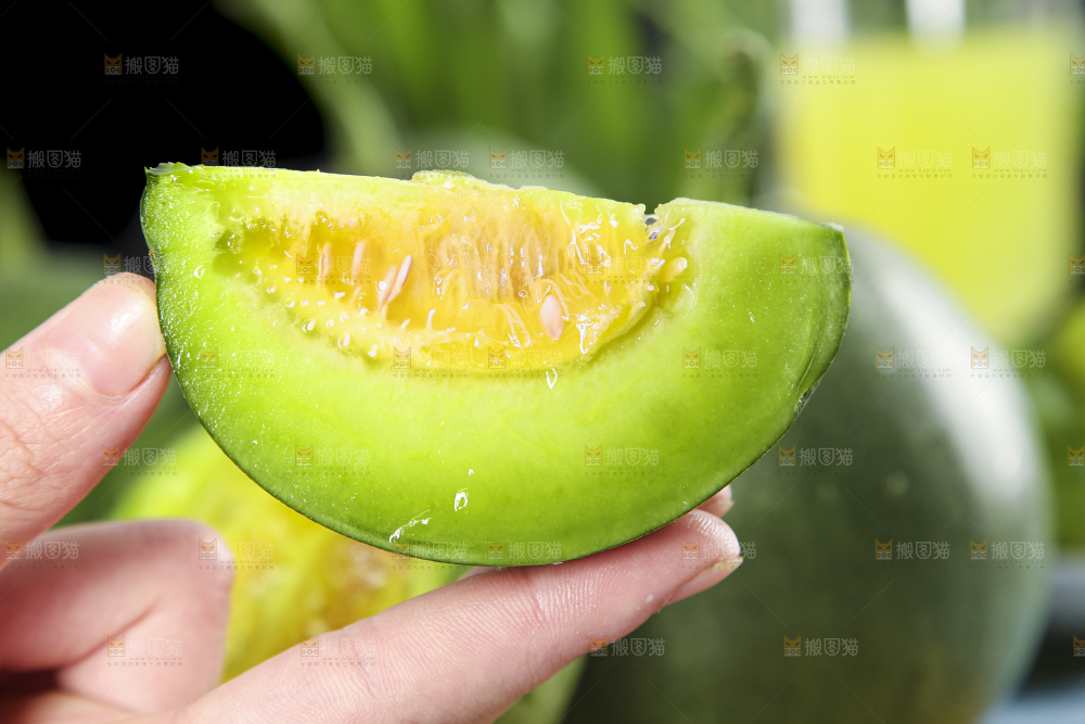 手里拿着绿宝甜瓜